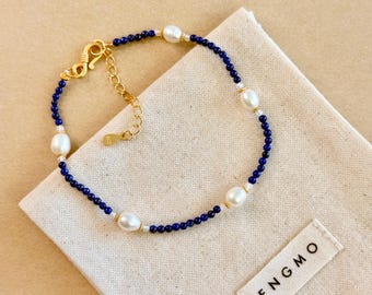 Bracciale in lapislazzuli e perle, con perline di cristallo, realizzato a mano, delicato, in argento sterling placcato oro 24 carati, gioiello per l'intuizione e la chiarezza, regalo per lei, per tutti i giorni.