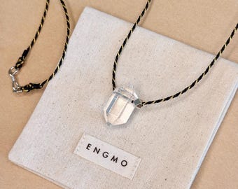 Collana con punta di quarzo trasparente, ciondolo a doppia terminazione in cristallo, collana minimalista fatta a mano con cordino, gioiello da indossare tutti i giorni, regalo pensato per lei.