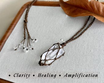 Collana con ciondolo a punta di quarzo ialino in macramè, cristallo curativo, chiarezza, equilibrio, rete intrecciata boho fatta a mano, regalo spirituale per lei.