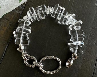 Bracciale minimalista con quarzo ialino, delicato bracciale con maglie di cristallo, gioielli di design boho fatti a mano, regalo di nozze per lei