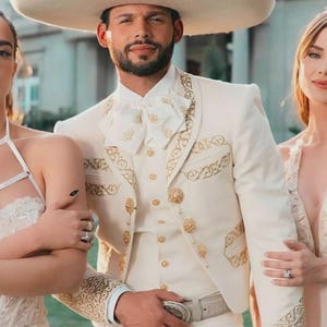Customized Men&#39;s White Embroidered Mariachi Suit 3 Piece Charro Suit Grooms Wedding Outfit Cocktail Attire Cosplay Costume Groomsmen&#39;s Suits