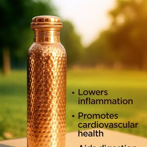 Puede incluir: Una botella de agua de cobre con una superficie texturizada y una tapa de rosca. La botella se muestra al aire libre con el texto: Reduce la inflamaci&oacute;n, Promueve la salud cardiovascular y Ayuda a la digesti&oacute;n.