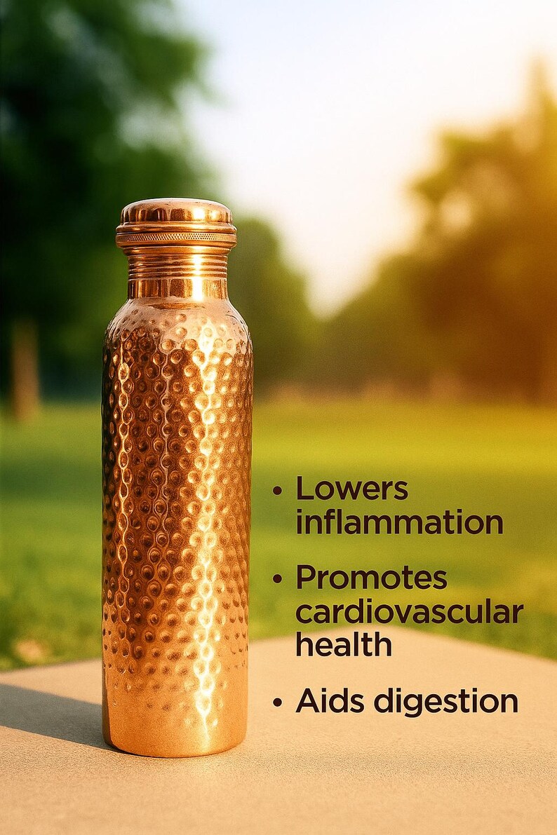 Puede incluir: Una botella de agua de cobre con una superficie texturizada y una tapa de rosca. La botella se muestra al aire libre con el texto: Reduce la inflamaci&oacute;n, Promueve la salud cardiovascular y Ayuda a la digesti&oacute;n.