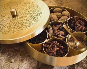 Caja de especias de latón hecha a mano en la India