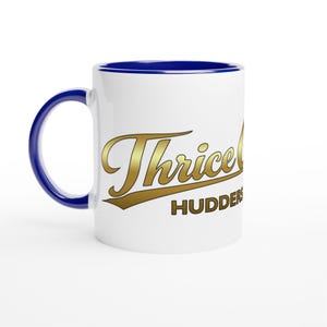 Thrice Champs - Huddersfield Town AFC Weiße 11 Unzen Keramiktasse mit Farbe im Inneren Keramikblau