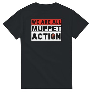 Puede incluir: Camiseta negra con el texto "WE ARE ALL MUPPET ACTION" en un diseño rojo y blanco. La camiseta presenta un gráfico de un personaje de los Muppets. Una camiseta casual y cómoda.