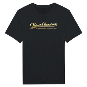 Thrice Champs - Huddersfield Town Klassisches Unisex T-Shirt mit Rundhalsausschnitt | Gildan® 64000