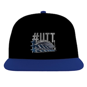 Könnte beinhalten: Schwarze Baseballkappe mit blauem Schirm und blauem Knopf. Die Kappe hat gestickten Text und ein grafisches Design in Blau- und Grautönen. Der Text lautet "#IUTT."