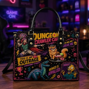 Puede incluir: Un bolso de mano negro con un estampado gráfico colorido con el texto Dungeon Crawler, This is an Outrage, Goddammit Donut, You Will Not Break Me, Mongo is Appalled y AAAA. El diseño incluye un guerrero, un gato, un dinosaurio y una criatura.