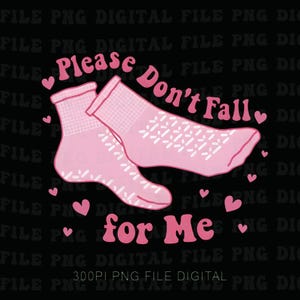 Può includere: Calzini rosa con un motivo bianco e la scritta "Please Don't Fall for Me" su sfondo nero. Piccoli cuori rosa sono sparsi intorno ai calzini e al testo.