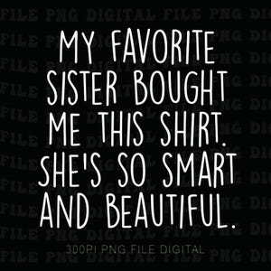 Könnte beinhalten: Schwarzes Grafikdesign mit weißem Text: „MEINE LIEBLINGS-SCHWESTER HAT MIR DIESES SHIRT GEKAUFT. SIE IST SO SCHLAU UND WUNDERSCHÖN.“