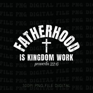Pu&ograve; includere: Grafica in bianco e nero con la scritta "FATHERHOOD" ad arco sopra una croce, e "IS KINGDOM WORK" sotto. &Egrave; incluso anche il testo "proverbi 22:6". Il design &egrave; su sfondo nero.