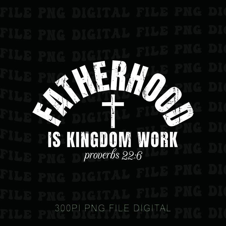 Pu&ograve; includere: Grafica in bianco e nero con la scritta "FATHERHOOD" ad arco sopra una croce, e "IS KINGDOM WORK" sotto. &Egrave; incluso anche il testo "proverbi 22:6". Il design &egrave; su sfondo nero.