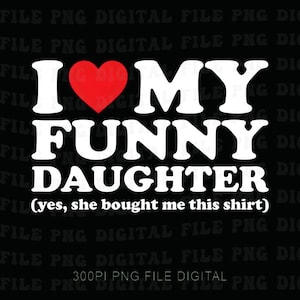 Könnte beinhalten: Schwarzes Grafikdesign mit dem Text "I ❤️ MY FUNNY DAUGHTER" in Weiß, mit einem roten Herz, das das Wort "love" ersetzt. Darunter steht in kleinerer Schrift "(yes, she bought me this shirt)".