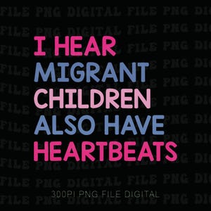Puede incluir: Un diseño gráfico digital que muestra el texto I HEAR MIGRANT CHILDREN ALSO HAVE HEARTBEATS. Las palabras I, CHILDREN y HEARTBEATS están en rosa, mientras que MIGRANT y ALSO HAVE están en azul claro, sobre un fondo oscuro.