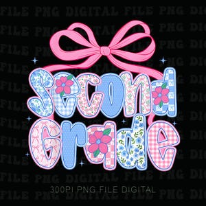 Può includere: Una grafica digitale con il testo Second Grade in lettere a bolla con vari motivi blu e rosa, inclusi fiori, quadretti vichy e fiocchi. Un grande fiocco rosa si trova sopra il testo, accentuato da piccole icone di stelle a quattro punte.