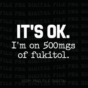 Może przedstawiać: Czarny plik cyfrowy z białym tekstem, który brzmi "IT'S OK. I'm on 500mgs of fukitol." Tekst jest wyśrodkowany i pogrubiony, czcionką bezszeryfową. Tło to powtarzający się wzór "FILE PNG DIGITAL FILE PNG DIC".