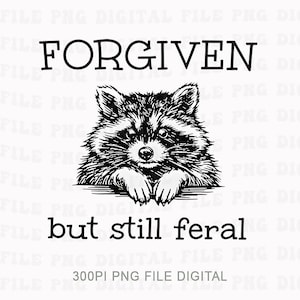 以下が含まれることがあります： 「FORGIVEN but still feral」のテキストが入った、白黒のイラスト。アライグマは詳細な毛皮で描かれており、正面を見ている。