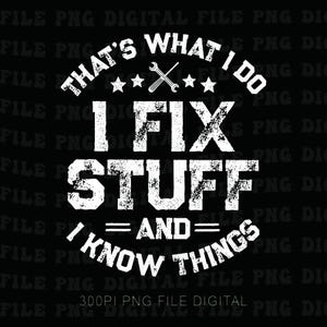Puede incluir: Archivo digital negro con texto blanco. El texto dice: "ESO ES LO QUE HAGO, ARREGLO COSAS Y SÉ COSAS". El diseño incluye llaves inglesas cruzadas y estrellas. El archivo está etiquetado como "300PI PNG FILE DIGITAL".