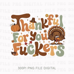 Op de afbeelding: Thanksgiving-thema grafiek met de woorden "Thankful For You Fuckers" in een retro lettertype. Het ontwerp bevat een cartoon kalkoen, pompoen, pelgrimshoed, eikels, paddenstoelen en bladeren in herfstkleuren.