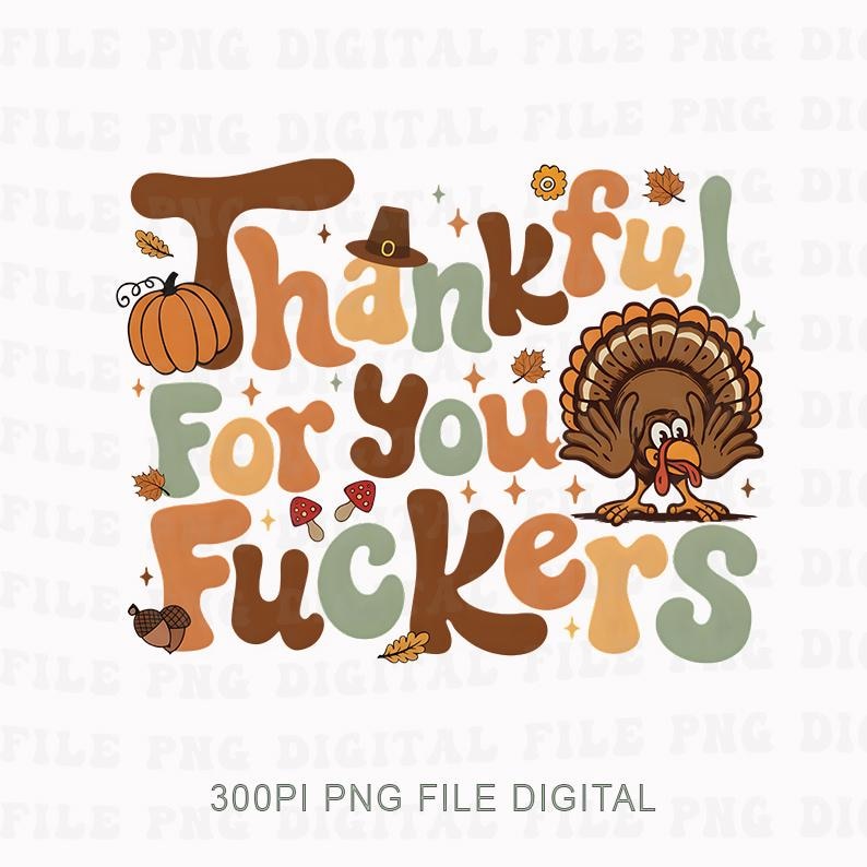 Op de afbeelding: Thanksgiving-thema grafiek met de woorden "Thankful For You Fuckers" in een retro lettertype. Het ontwerp bevat een cartoon kalkoen, pompoen, pelgrimshoed, eikels, paddenstoelen en bladeren in herfstkleuren.