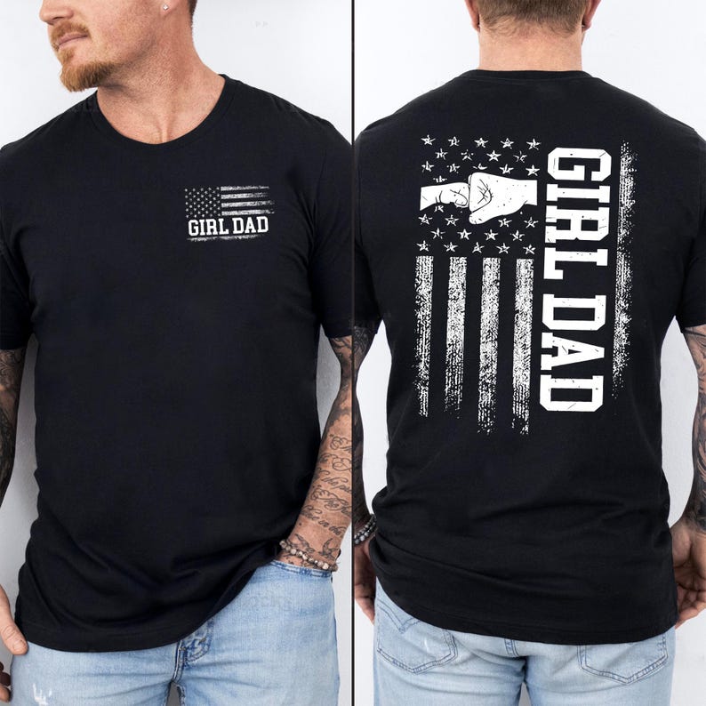 K&ouml;nnte beinhalten: Schwarzes T-Shirt mit einem verblassten amerikanischen Flaggen-Design. Auf der Vorderseite steht "GIRL DAD" unter der Flagge. Auf der R&uuml;ckseite ist eine Faust im Flaggen-Design abgebildet, mit vertikal gedrucktem "GIRL DAD".