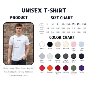 Pu&ograve; includere: T-shirt unisex bianca con tabella taglie e colori. La tabella taglie mostra le misure in pollici, che vanno da 45,69 cm a 81,10 cm di larghezza e da 73,66 cm a 139,70 cm di lunghezza. La tabella colori include opzioni come nero, rosso e blu navy.