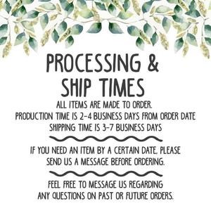 Pu&ograve; includere: Sfondo bianco con testo: "PROCESSING & SHIP TIMES". Il testo indica che tutti gli articoli sono realizzati su ordinazione, con un tempo di produzione di 2-4 giorni lavorativi e un tempo di spedizione di 3-7 giorni lavorativi. Incoraggia anche i clienti a inviare messaggi.