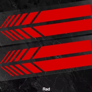 Puede incluir: Dos juegos de pegatinas de vinilo rojo idénticos con un diseño geométrico que presenta una serie de barras paralelas inclinadas a la izquierda que se transforman en dos largas franjas rectangulares horizontales hacia la derecha.