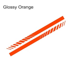 Op de afbeelding: Glanzend oranje grafiek met twee parallelle lijnen. Eén effen lijn en één lijn met diagonale strepen. De tekst "Glossy Orange" staat in de linkerbovenhoek. De lijnen zijn schuin van linksboven naar rechtsonder.