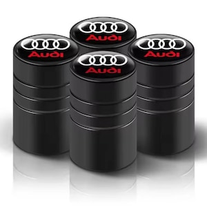 Puede incluir: Juego de cuatro tapones de válvula negros con el logotipo de Audi en blanco y rojo. El logotipo de Audi consta de cuatro anillos entrelazados sobre el nombre de la marca. Las tapas son cilíndricas y tienen un acabado brillante.