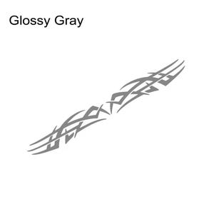 Op de afbeelding: Een glanzende grijze tribal design sticker. De sticker heeft een symmetrisch patroon van gestileerde vormen en lijnen, met de tekst "Glossy Gray" in de linkerbovenhoek. Het ontwerp is geschikt voor voertuigen of andere oppervlakken.