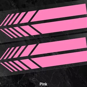 Puede incluir: Dos calcomanías de vinilo rosa idénticas con un diseño de flecha geométrica. Cada calcomanía consta de una serie de barras diagonales paralelas a la izquierda que se transforman en dos largas tiras rectangulares hacia la derecha.