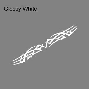 Op de afbeelding: Een witte tribal design sticker met een glanzende afwerking. De sticker heeft een symmetrisch patroon van gebogen lijnen en hoekige vormen. De tekst "Glossy White" staat in de linkerbovenhoek. Op een grijze achtergrond.