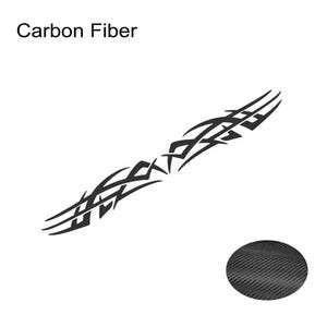 Może przedstawiać: Czarna naklejka z wzorem plemiennym z włókna węglowego z napisem "Carbon Fiber". Naklejka ma symetryczny wzór z zakrzywionymi liniami i ostrymi kątami. Pokazano również małą, okrągłą próbkę tekstury z włókna węglowego.