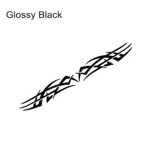 Könnte beinhalten: Ein schwarzes Stammesdesign mit dem Text "Glossy Black" auf weißem Hintergrund. Das symmetrische Design weist geschwungene Linien und spitze Winkel auf, was einen dynamischen visuellen Effekt erzeugt. Der Text ist in einer serifenlosen Schriftart.
