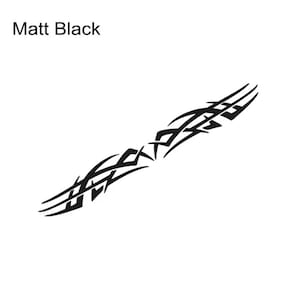 以下が含まれることがあります： 左上に「Matt Black」の文字が入った、黒いトライバルデザインのステッカー。曲がった線と鋭角が組み合わされた、対称的で抽象的なパターンで、車や表面の装飾に適しています。