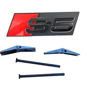 Puede incluir: Emblema S5 negro y rojo con herrajes de montaje. El emblema tiene un acabado negro con un acento rojo y las letras "S5". Incluye dos tornillos negros y dos anclajes de mariposa.