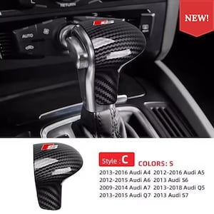 Puede incluir: Una funda para palanca de cambios con patrón de fibra de carbono y un logotipo S en rojo y blanco. El texto NEW aparece en un recuadro rojo. El producto es compatible con varios modelos Audi como A4, A5, A6, S6, A7, Q5, Q7 y S7 indicados.