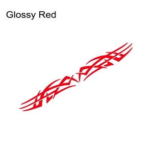 Könnte beinhalten: Glänzend roter Tribal-Design-Aufkleber. Der Aufkleber hat ein symmetrisches Design mit scharfen, eckigen Formen und geschwungenen Linien. Der Text "Glossy Red" befindet sich in der oberen linken Ecke.