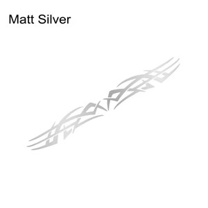 Könnte beinhalten: Silberner Tribal-Design-Aufkleber mit dem Text "Matt Silver". Der Aufkleber zeigt ein symmetrisches Muster aus geschwungenen Linien und geometrischen Formen, geeignet für die Dekoration von Fahrzeugen oder persönlichen Gegenständen.
