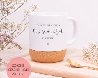 Geschenk Freundin, Tasse Herz mit Spruch: Es gibt Menschen die passen perfekt ins Herz, Geschenkidee Liebe Freundschaft, Keramik Becher Kork