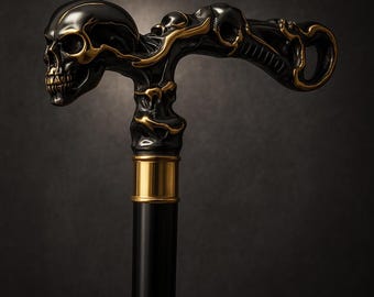 Könnte beinhalten: Schwarzer und goldener Gehstock mit Schädelmotiv. Der Griff weist ein detailliertes Schädeldesign mit goldenen Akzenten auf, und der Schaft ist schwarz mit einem goldenen Band. Der Stock ist ein dekoratives Accessoire.