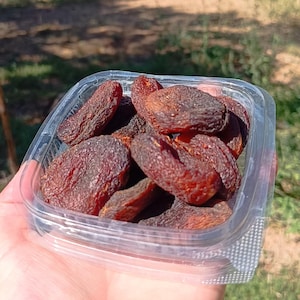 Sun-Dried Black Apricots: Natural Turkish Günkurusu Vegan Snack