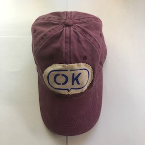 マルーン「OK」パッチ ベースボール ハット/ダッド ハット
