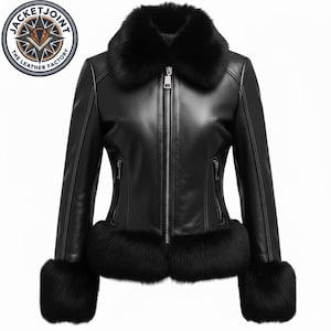 Könnte beinhalten: Schwarze Lederjacke mit Pelzkragen, Manschetten und Saum. Die Jacke hat einen Reißverschluss und zwei Vordertaschen. Das Logo "JACKETJOINT THE LEATHER FACTORY" ist oben links sichtbar.