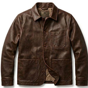 Könnte beinhalten: Braune Lederjacke mit Kragen, Knopfleiste und zwei Brusttaschen. Die Jacke hat ein gestepptes Futter und ein Etikett mit der Aufschrift "JACKET JONES".