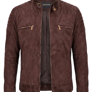 Könnte beinhalten: Braune Wildlederjacke mit Stehkragen und durchgehendem Reißverschluss. Die Jacke hat zwei Brusttaschen mit Reißverschluss und gesteppte Schulterdetails. Der Markenname "Jacketjoint" ist auf dem Kragen sichtbar.