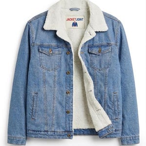 Könnte beinhalten: Hellblaue Jeansjacke mit weißem Sherpa-Futter und -Kragen. Die Jacke hat zwei Brusttaschen, zwei Seitentaschen und einen Knopfverschluss. Das Etikett lautet "JACKETJOINT".