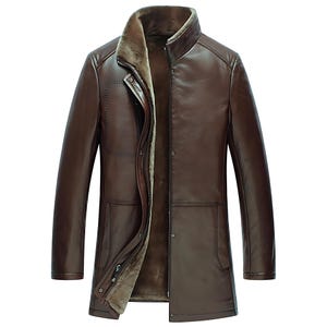 Könnte beinhalten: Ein brauner Ledermantel mit hohem Kragen und Fellfutter. Der Mantel hat einen Reißverschluss und zwei Vordertaschen. Der Mantel ist mittellang und reicht bis zur Mitte des Oberschenkels. Der Mantel ist aus glattem, glänzendem Leder gefertigt.